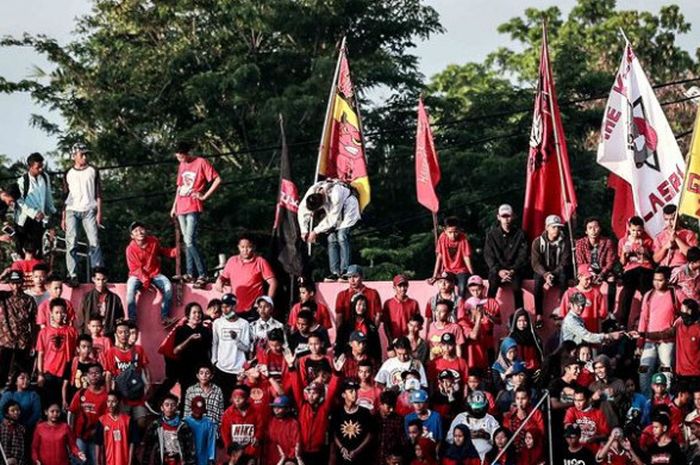 Suporter Semen Padang mendukung klub idolanya saat berlaga di Piala Walikota Padang 2017. 