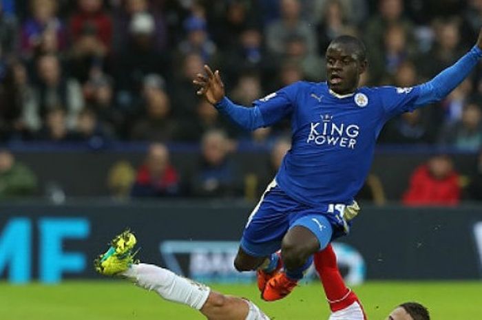 Ngolo Kante (Leicester City) diganjal Ibrahim Afellay (Stoke City) dalam pertandingan Premier League di King Power Stadium, 2 Januari 2016