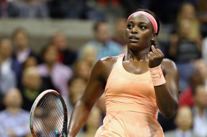 Petenis Amerika Serikat, Sloane Stephens, melakukan selebrasi setelah mendapat poin menghadapi rekan senegara, Venus Williams. Stephens menang dengan 6-1, 0-6, 7-5 pada babak semifinal AS Terbuka yang berlangsung di Arthur Ashe Stadium, USTA Billie Jean King National Tennis Center, New York, Jumat (8/9/2017).