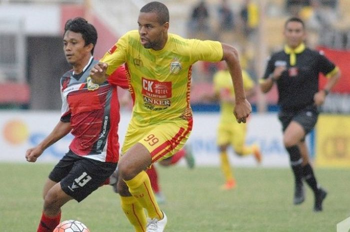 Aksi striker Bhayangkara FC, Thiago Furtuoso, dalam laga kontra Persiba Balikpapan di Stadion Gelora Delta, Sidoarjo, Senin (17/10/2016).