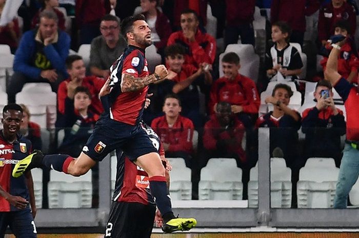 Gelandang Genoa, Daniel Bessa, merayakan gol yang dicetak ke gawang Juventus dalam laga Liga Italia di Stadion Allianz, Turin, Italia pada 20 Oktober 2018.