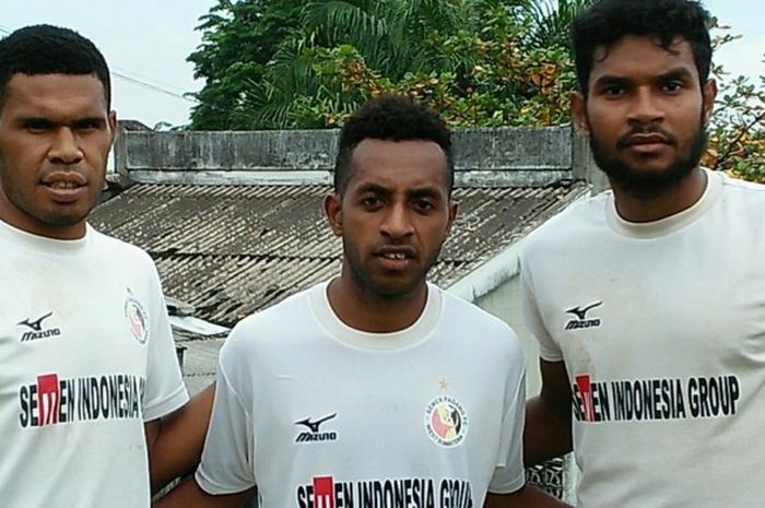 Trio pemain senior Semen Padang yang asli Papua untuk musim 2017, Vendry Mofu (kiri), Boas Atururi, dan Fandry Imbiri (kanan) di lapangan Indarung, Padang, Jumat (27/1/2017).