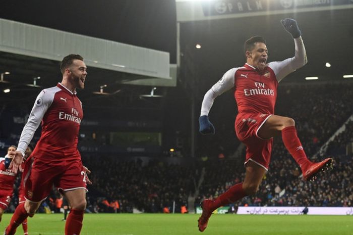 Striker Arsenal, Alexis Sanchez (kanan), merayakan gol yang dia cetak ke gawang West Bromwich Albion dalam laga Liga Inggris di Stadion The Hawthorns, West Bromwich, pada 31 Desember 2017.