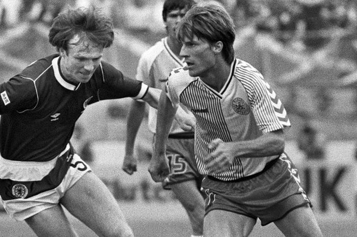 Penyerang timnas Denmark, Michael Laudrup, menggiring bola mencoba melewati pemain Skotlandia, Alex McLeish, dalam laga Piala Dunia 1986 yang berlangsung di Meksiko, pada 4 Juni 1986.