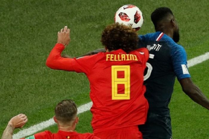 Samuel Umtiti dan Marouane Fellaini berduel memperebutkan bola di udara dalam pertandingan Prancis vs Belgia pada semifinal Piala Dunia 2018 di St. Petersburg, 10 Juli 2018. 