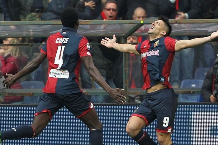 Penyerang Genoa, Giovanni Simeone (kanan), merayakan gol yang dia cetak ke gawang Juventus dalam pertandingan Serie A di Stadion Luigi Ferraris, Genoa, Italia, 27 November 2016.