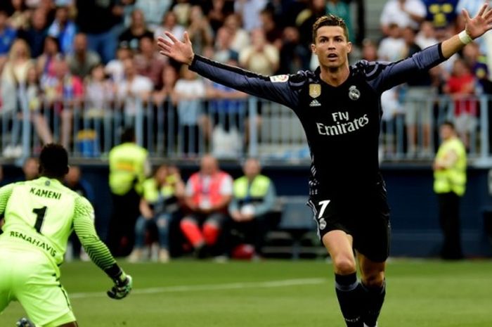 Pemain bintang Real Madrid, Cristiano Ronaldo, melakukan selebrasi setelah menjebol gawang Malaga dalam lanjutan La Liga pekan terakhir di Stadion La Rosaleda, Malaga, 21 Mei 2017.