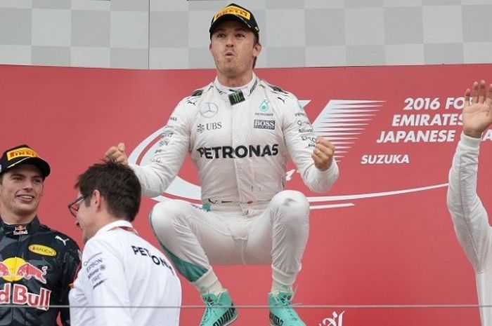 Pebalap Mercedes, Nico Rosberg (kedua dari kanan), melakukan selebrasi dengan melompat di atas podium setelah memastikan diri sebagai pemenang pada GP Jepang di Sirkuit Suzuka, Minggu (9/10/2016).