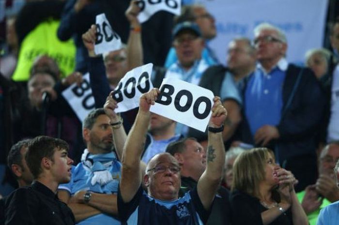 Suporter Manchester City menunjukan tulisan Boo usai dihukum UEFA