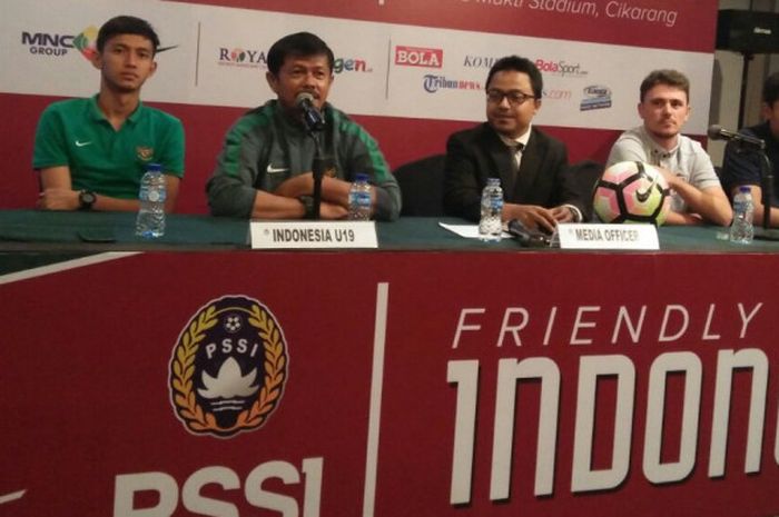 Pelatih timnas U-19 Indonesia, Indra Sjafri (kedua dari kiri), bersama perwakilan pemain, Hanis Sagara Putra (kiri), serta pelatih Thailand U-19, Marc Palacios (ketiga dari kanan) dan kiper Kantaphat Manpati (kedua dari kanan), saat sesi jumpa pers di Hotel Grand Zuri, Cikarang, Sabtu (7/10/2017).