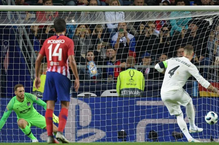 Bek Real Madrid, Sergio Ramos, mencetak gol dari penalti dalam laga Piala Super Eropa kontra Atletico Madrid di Lillekula Stadium, Tallinn, Estonia pada 15 Agustus 2018.