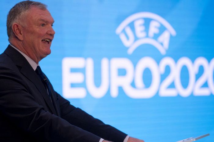 Ketua Asosiasi Sepak Bola Inggris (FA), Greg Clarke, saat memberikan pidato dalam peluncuran logo Piala Eropa 2020 di London, Inggris, pada 21 September 2016.
