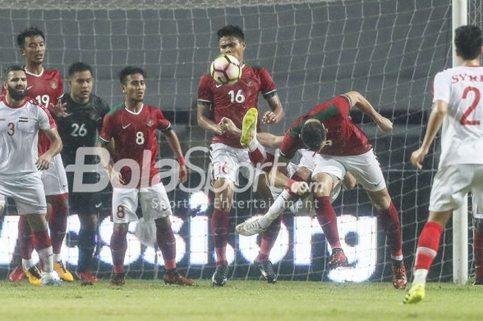 Timnas Indonesia melawan Timnas U-23 Suriah dalam laga persahabatan di Stadion Wibawa Mukti, Cikarang, Kab. Bekasi, pada Sabtu (18/11/2017)