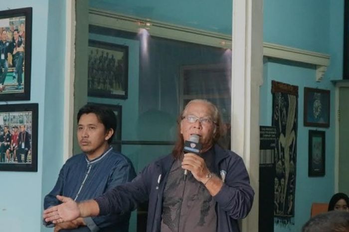 Eks Manajer Arema, Ovan Tobing (kanan) memberikan wejangan saat pengumuman komposisi pelatih Arema musim 2017 di Kantor Arema pada Sabtu (24/12/2016) siang. 