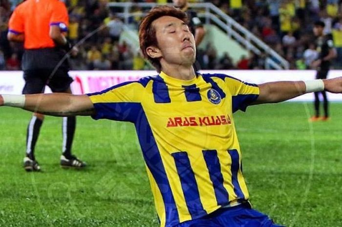 Selebrasi bek Pahang FA asal Korea, Heo Jae-won seusai mencetak gol ke gawang T-Team FC pada laga pekan kedua Liga Super Malaysia 2017 di Stadion Darul Makmur, Kuantan, Jumat (28/1/2017) malam. 