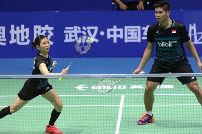 Pasangan ganda campuran nasional, Praveen Jordan/Debby Susanto, mengembalikan kok dari Wang Yilyu/Huang Dongping (China) pada pertandingan babak perempat final Kejuaraan Asia yang berlangsung di Wuhan Sports Center Gymnasium, Wuhan, China, Jumat (28/4/2017). Praveen/Debby kalah 22-24, 19-21.