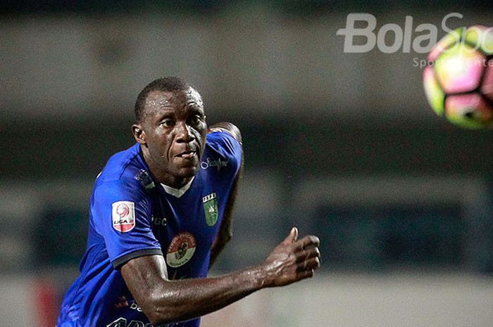 Aksi penyerang PSPS Riau, Herman Dzumafo Epandi, saat tampil melawan PS Mojokerto Putra dalam laga perempat final Liga 2  di Stadion Gelora Bandung Lautan Api (GBLA), Rabu (15/11/2017).