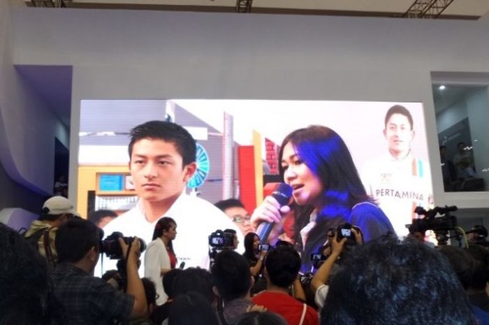 Pebalap Rio Haryanto dan Vice President Corporate Communication PT Pertamina, Wianda Pusponegoro dalam sesi tanya jawab dengan media di booth Pertamina pada Gaikindo Indonesia International Auto Show (GIIAS), ICE BSD, Tangerang Selatan, Sabtu (13/8/2016).