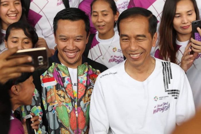  Presiden Indonesia, Joko Widodo (kanan), dan Menpora, Imam Nahrawi (kiri), saat menghadiri acara promosi Asian Games 2018 di Istana Bogor, Sabtu (4/8/2018). 