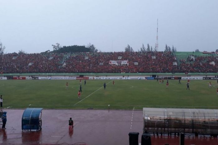 Suasana pertandingan Persija vs Persib di Stadion Manahan, Solo, Jumat (3/11/2017).