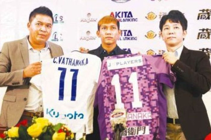 Penyerang timnas Kamboja, Chan Vathanaka diperkenalkan sebagai pemain baru Fujieda MYFC di Phnom Penh, 20 Januari 2017. 