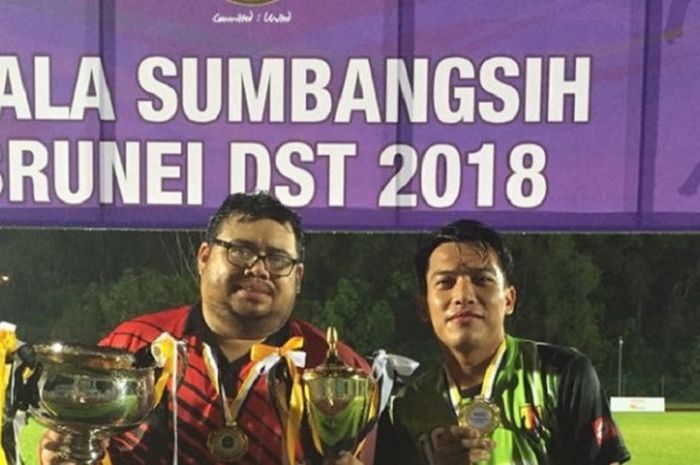 Gelandang asal Indonesia, Iner Sontany bersama Manajer Indera SC, Rosdin bin Haji Abdul Aziz seusai laga Piala Sumbangsih 2018 di Padang Balapan, Brunei, 19 Oktober 2018. 