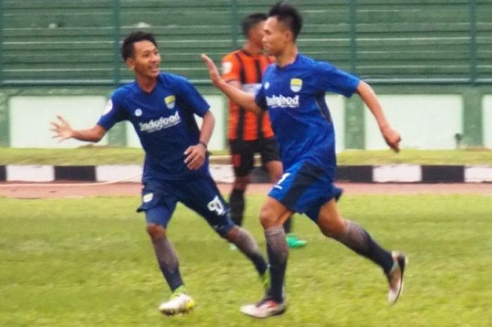Duo pemain Persib U-19 saat merayakan gol yang mereka cetak ke gawang Perseru U-19. 
