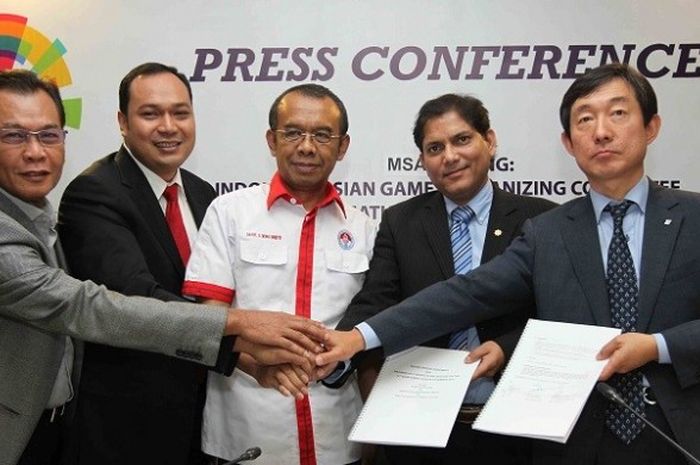 (Dari kiri ke kanan), Wakil Ketua Komite Olimpiade Indonesia (KOI) Muddai Madang, Deputi III Games Suppporting INASGOC Anton Subowo,  Deputi IV Kemenpora Gatot S Dewa Broto,  Director International Relation OCA Vinod Kumar Tiwari, dan  CEO SICC Seung-Gi Kim, berpose setelah menandatangani nota kesepahaman antara INASGOC dan SICC di Kantor KOI, Senayan, Jakarta, Kamis (17/11/2016).