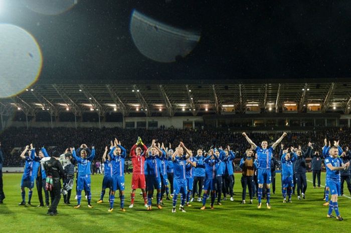 Para pemain timnas Islandia merayakan kemenangan atas Kosovo pada partai Kualifikasi Piala Dunia 2018 zona Eropa di Reykjavik, 10 Oktober 2017.