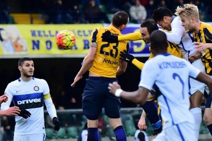 Para pemain Inter Milan dan Hellas Verona tengah berduel memperebutkan bola, pada laga lanjutan Serie A di Stadion Marc' Antonio Bentegodi, Minggu (7/2/2016).