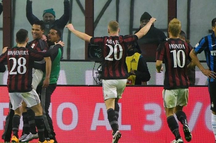 Para pemain AC Milan merayakan gol Carlos Bacca ke gawang Inter pada lanjutan Serie A di Stadion San Siro, Minggu (31/1/2016).