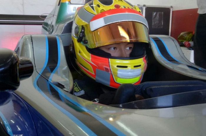 Rio Haryanto menjajal mobil Spark Renault SRT_01E saat tes pra-musim Formula E di Sirkuit Ricardo To