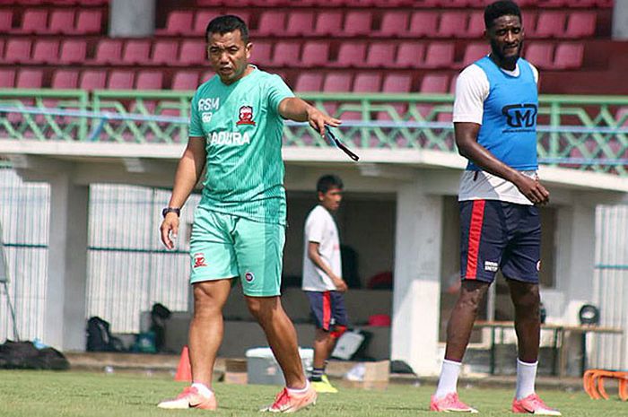 Asisten pelatih Madura United, Rasiman, memberi arahan dalam latihan rutin di Stadion Gelora Bangkalan, Madura, Rabu (29/8/2019).