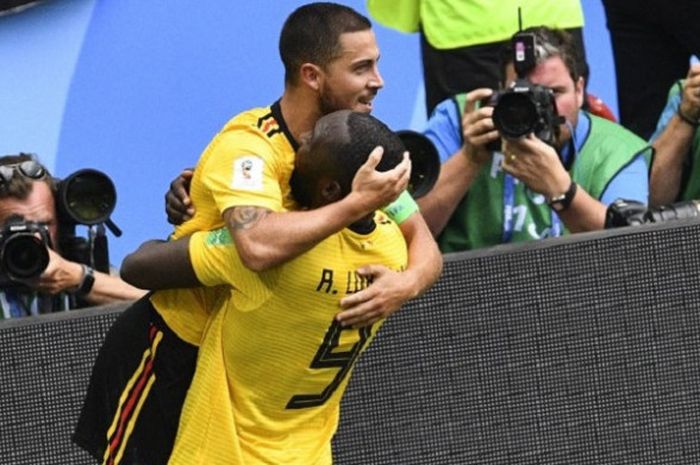 Eden Hazard dipeluk Romelu Lukaku seusai mencetak gol bagi Belgia ke gawang Tunisia pada pertandingan Grup G Piala Dunia 2018, 23 Juni 2018. 