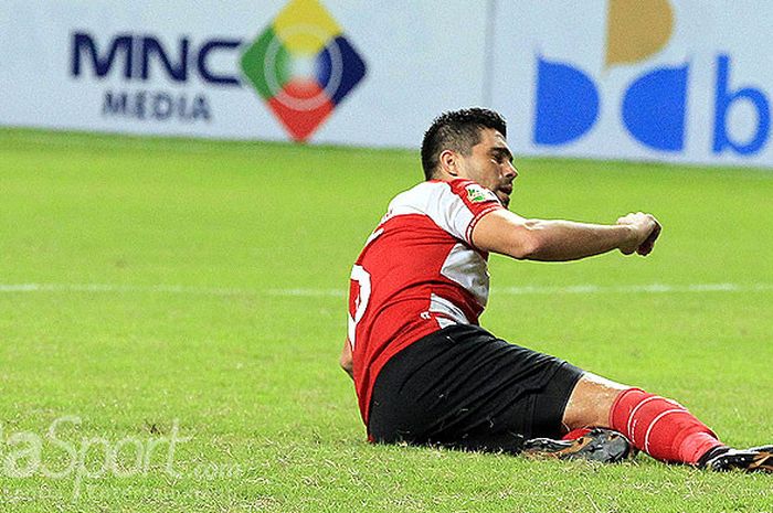 Bek Madura United, Fabiano Beltrame, terjatuh saat melawan Persebaya Surabaya pada babak penyisihan Grup B Piala Gubernur Kaltim 2018 di Stadion Batakan Balikpapan, Kalimantan Timur, Sabtu (24/02/2018) malam.