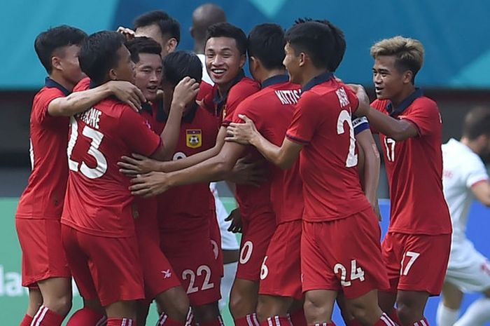 Pemain Laos merayakan gol ke gawang Palestina dalam laga Grup A Asian Games 2018 di Stadion Patriot, Bekasi, 12 Agustus 2018.