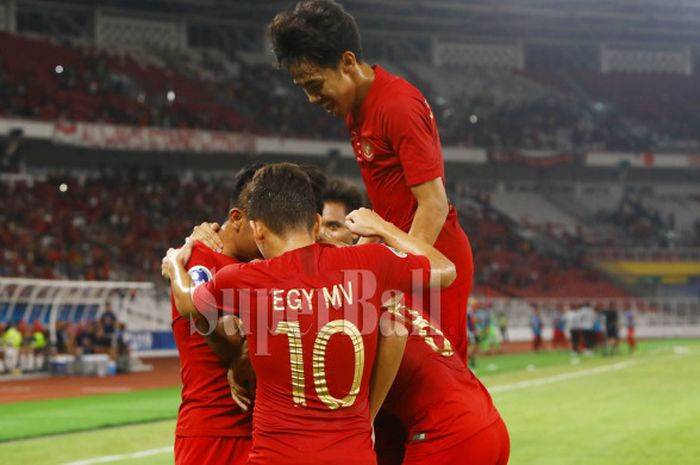 Sejumlah pemain Timnas U-19 Indonesia merayakan gol Witan Sulaeman ke gawang Timnas U-19 Uni Emirat Arab dalam laga terakhir Grup A Piala Asia U-19 2018 di Stadion Utama Gelora Bung Karno, Jakarta, Rabu (24/10/2018) malam WIB.     