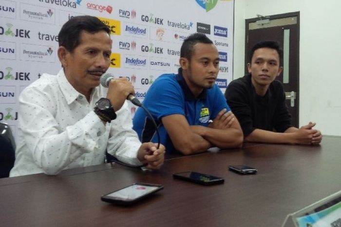  Pelatih Persib Bandung Djadjang Nurdjaman (kiri) ditemani pemainnya Atep ‎(tengah) saat konferensi pers seusai laga kontra Sriwijaya FC di Stadion GBLA, Kota Bandung, Sabtu (29/4/2017).