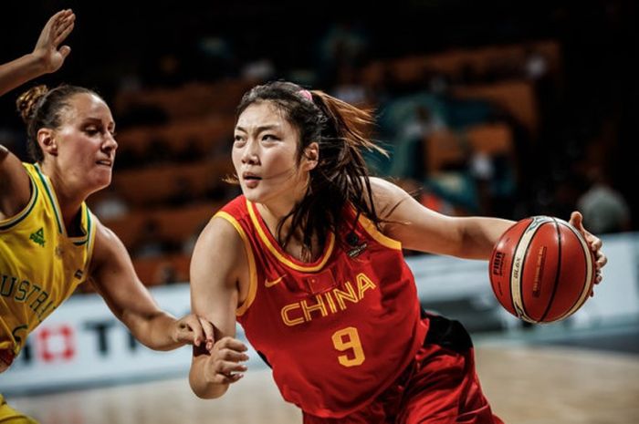 Pemain basket China, Meng Li (kanan), saat tampil pada babak perempat final Piala Dunia Basket Putri 2018 kontra Australia yang berlangsung Jumat (28/9/2018).