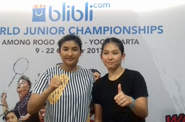 Ganda putri Indonesia, Jauza Fadhila Sugiarto dan Ribka Sugiarto, berpose setelah berhasil melaju ke partai final WJC 2017.