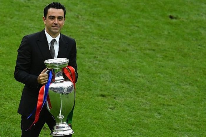 Xavi Hernandez berpose dengan trofi Piala Eropa sebelum sepak mula duel final kejuaraan itu antara Portugal dan Prancis di Stade de France, Paris, 10 Juli 2016.