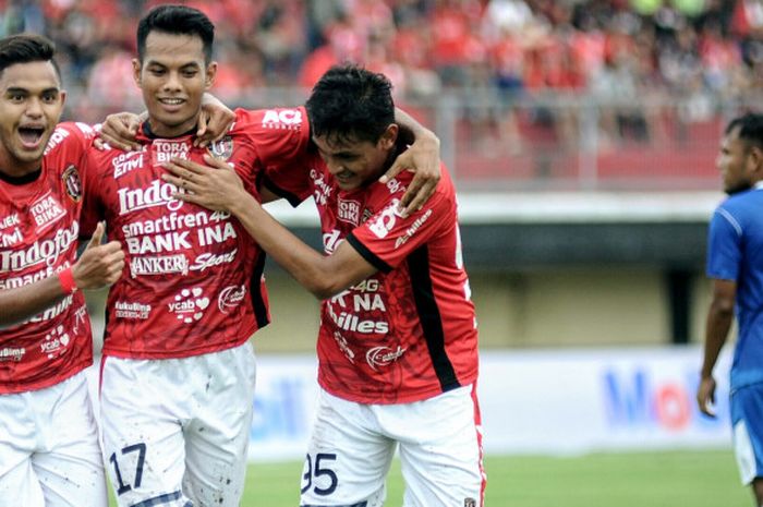 Pemain Bali United, Nyoman Sukarja (tengah) merayakan gol dengan dua rekannya seusai mencetak ke gawang PSPS Riau pada laga Piala Presiden 2018 di Stadion Kapten I Wayan Dipta, Gianyar, Rabu (24/1/2018). 