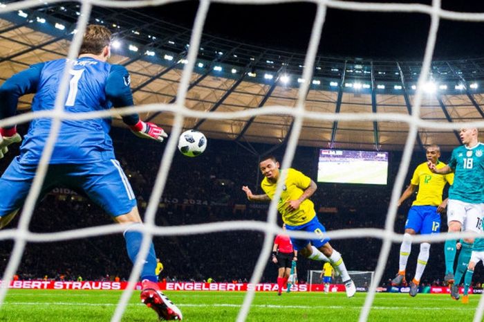 Momen saat penyerang Brasil, Gabriel Jesus, mencetak gol ke gawang Jerman pada laga persahabatan di Olympiastadion, Berlin, Selasa (27/3/2018) waktu setempat atau Rabu dini hari WIB.