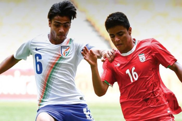Bek timnas U-16 Iran, Amirreza Eslamtalab (16) duel dengan penyerang timnas U-16 India, Vikram Partap Singh pada laga kedua Grup C fase penyisihan Piala Asia U-16 2018 di Stadion Nasional Bukit Jalil, Kuala Lumpur, 24 September 2018. 