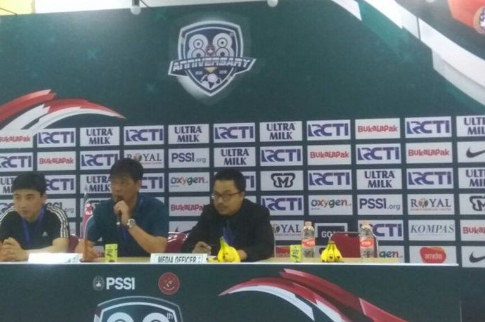 Pelatih timnas U-23 Korea Utara Ju Song-il saat memberikan keterangan pers seusai hasil imbang kontra timnas Indonesia di Stadion Pakansari, Kabupaten, Bogor, Senin (30/4/2018).