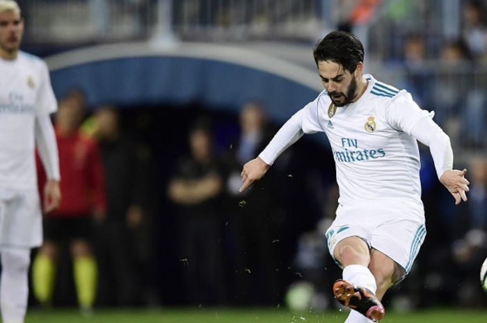 Gelandang Real Madrid, Isco, mencetak gol lewat tendangan bebas dalam laga melawan Malaga, Senin (16/4/2018)  WIB .