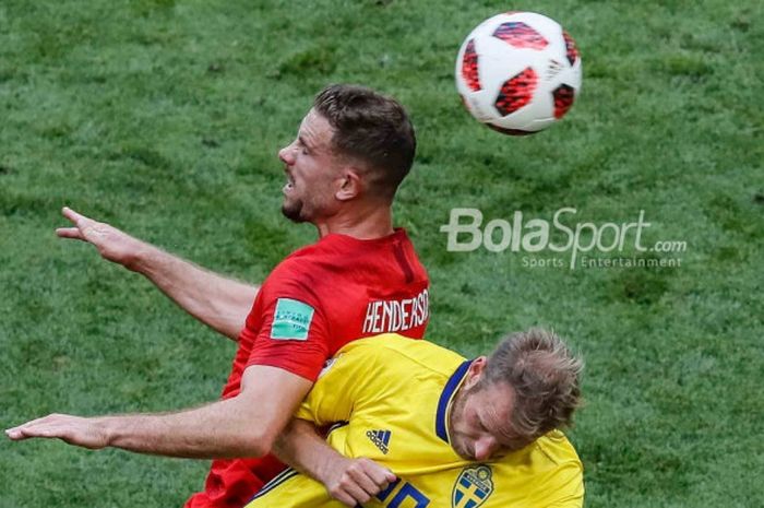 Gelandang Inggris, Jordan Henderson, berduel memperebutkan bola dengan striker Swedia, Ola Toivonen, dalam partai perempat final Piala Dunia 2018 di Samara Arena, 7 Juli 2018.