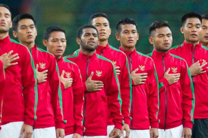 Para pemain timnas U-22 Indonesia menyanyikan lagu kebangsaan menjelang laga SEA Games 2017 kontra Filipina di Stadion Shah Alam, Selangor, Kamis (17/8/2017).