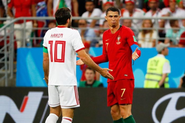  Ekspresi megabintang Portugal, Cristiano Ronaldo (kanan), seusai menerima kartu kuning dalam laga Grup B Piala Dunia 2018 kontra Iran di Mordovia Arena, Saransk, Rusia pada 25 Juni 2018. 