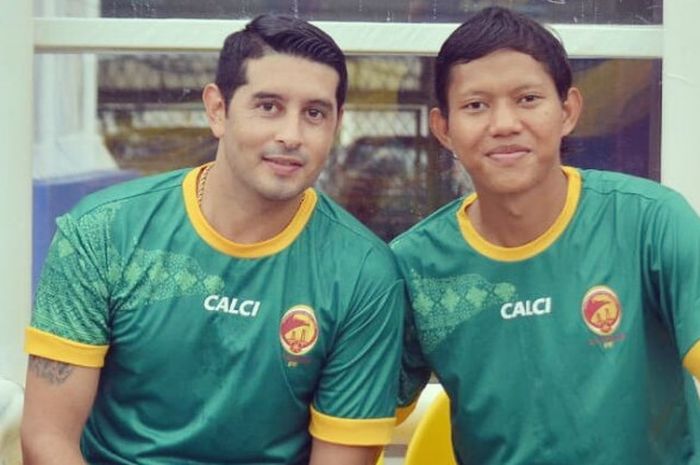 Esteban Vizcarra dan Adam Alis saat laga uji coba Sriwijaya FC di Stadion Bumi Sriwijaya, Palembang